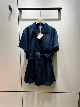 Серия Preppy из тонкого денима основного цвета, свободная рубашка с коротким рукавом и плиссированная юбка-полукомбинезон с завышенной талией