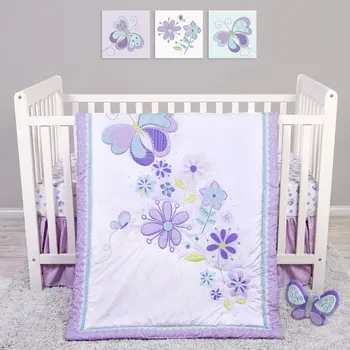 Комплект постельного белья Butterfly Meadow из 4 предметов для детской кроватки. Цвета фиолетовый и зеленый. Наполнитель из 100% полиэстера.