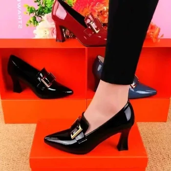 2022 Женская обувь с острым носком в британском стиле, Модная квадратная пряжка, Универсальный толстый каблук, Лакированная кожа, Высокие каблуки для женщин