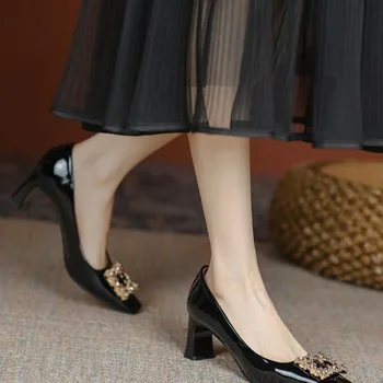 Женская летняя обувь Женские туфли на квадратном каблуке 2023 Горный хрусталь Бриллиант со средними кристаллами Черный носок невесты Быстрая доставка