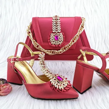 Модные женские туфли цвета фуксии на каблуке 9,5 см Сочетаются с сумочкой с украшением в виде кристаллов, африканскими лодочками и сумочкой в комплекте MM1143